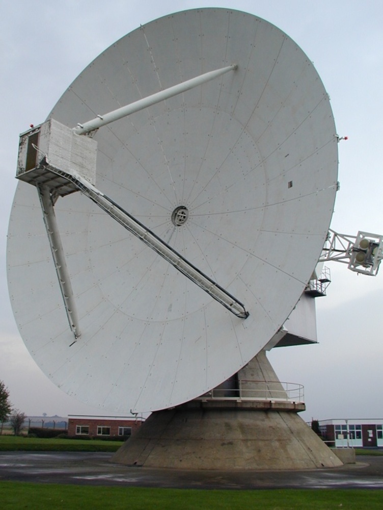 A photograph of the 25 metre steerable antenna at the Chilbolton Observatory.